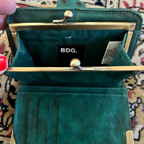 Forest green BDG wallet from urban outfitters with gold hinge clip - Picture 5 of 5